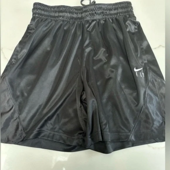 Nike fly women’s basketball shorts size small worn once - Picture 2 of 4